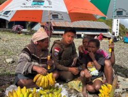 Senyum Mama-Mama Papua Saat Bripda. Rafly Personel Ops Damai Cartenz-2025 Ulurkan Payung
