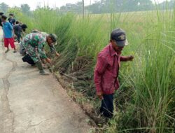 Tak Kenal Lelah, Warga dan TNI Bergandeng Tangan Demi Jalan Desa Yang Bersih