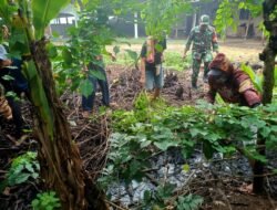 Aksi Babinsa Koramil 11/Pebayuran Kerja Bakti Bersama Warga Bersihkan Saluran Air di Karangreja