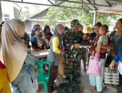 Warga Kaget !! Anak Sekolah dan Ibu Balita Dapat Menu Istimewa dari TNI