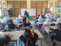 “Demi Senyum Anak Negeri, Babinsa Dampingi Distribusi Gizi di Pelosok Bekasi”
