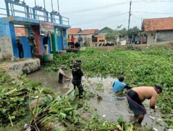 HUT TNI ke-80, Koramil 11 Pebayuran Ajak Warga Desa Kertajaya Bersihkan Aliran Kali di Pintu BKG Sekunder 17