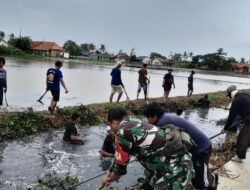 TNI PRIMA !! Sungai di Pebayuran Dipenuhi Sampah, Babinsa Turun Tangan Bersihkan
