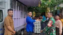 Babinsa Setu Dampingi Distribusi Ribuan Porsi Makanan Bergizi untuk Warga