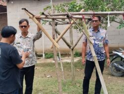 Tersentuh Kondisi Warga, Camat Pebayuran Turun Langsung Bantu Korban Puting Beliung