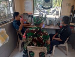 Babinsa Koramil 11/Pebayuran Gelar Komsos dengan Satpam Ponpes Darulnajjah Bahas Keamanan Lingkungan