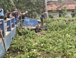 Eceng Gondok Menumpuk Babinsa dan, Pemerintah Desa Sumber Reja Serta PJT II Kerahkan Puluhan Personel Bersihkan Irigasi 2 KM di Pebayuran
