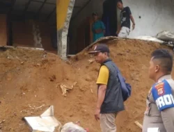 Babinsa Koramil 0315/Bayah Kodim 0603/Lebak Sertu Suherna Monitoring Bencana Alam Tanah Longsor di Desa Cidikit