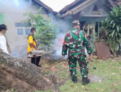 Kesehatan Warga Jadi Prioritas, Babinsa Karangharja Kawal Fogging DBD