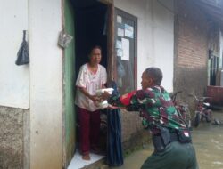 Di Tengah Banjir, Kepedulian Babinsa Menguatkan Warga Bantarsari