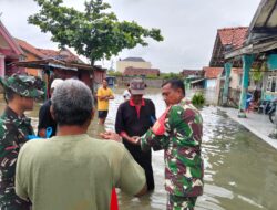 Gerak Cepat Babinsa Koramil 01/Tambun Bersama Yon TP 843/Patriot Yudha Vikasa Bantu Evakuasi dan Distribusi Makanan Korban Banjir