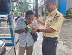 Senyum Bahagia, Saat Ojol dan Warga Mendapatkan Jum’at Berkah dari BRI BO Lebak Bulus