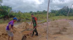 Sinergi TNI Bersama Rakyat, Kodim 1209/Bengkayang Bantu Bangun Rumah Warga