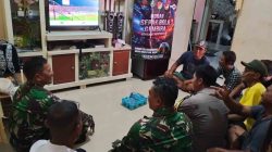 TNI dan Warga Kompak Dukung Tim Favorit Saat Nobar Piala Dunia di Cabang Bungin