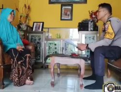 Wujud Nyata Polri Humanis, Bhabinkamtibmas Bantu Marbot Masjid Yatim Piatu Penyandang Disabilitas Akses Bansos
