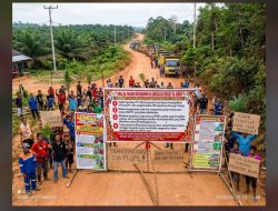 Desakan Warga Desa Gunung Tamang Aksi Penutupan Jalan ,dan Penghentian Bisnis PT. GPL di Desa Gunung Tamang, Koorporasi Lalai Akan Kewajiban dan Harus police line, APH Jangan abaikan hak Rakyat!!